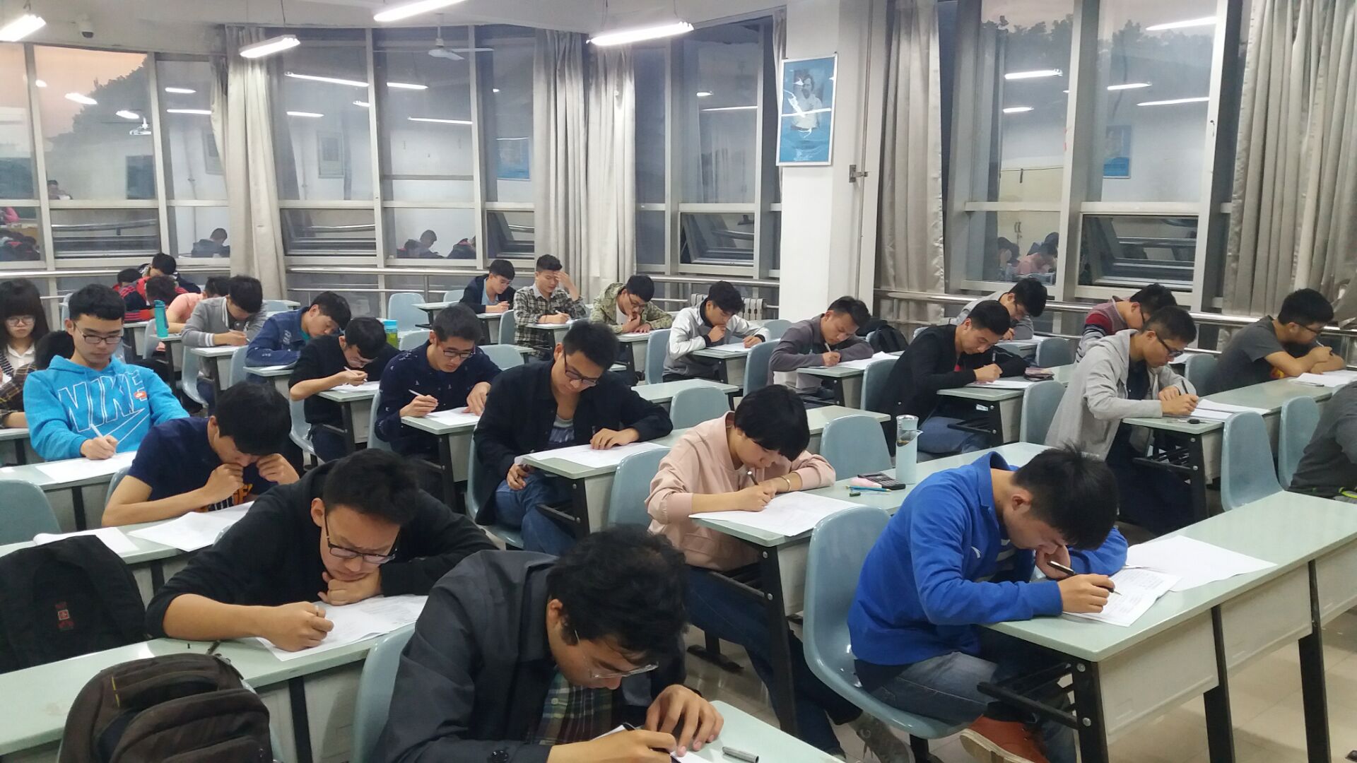 考试过程中,学生们有序入场,全场考试无迟到,早退,缺考现象,考场秩序